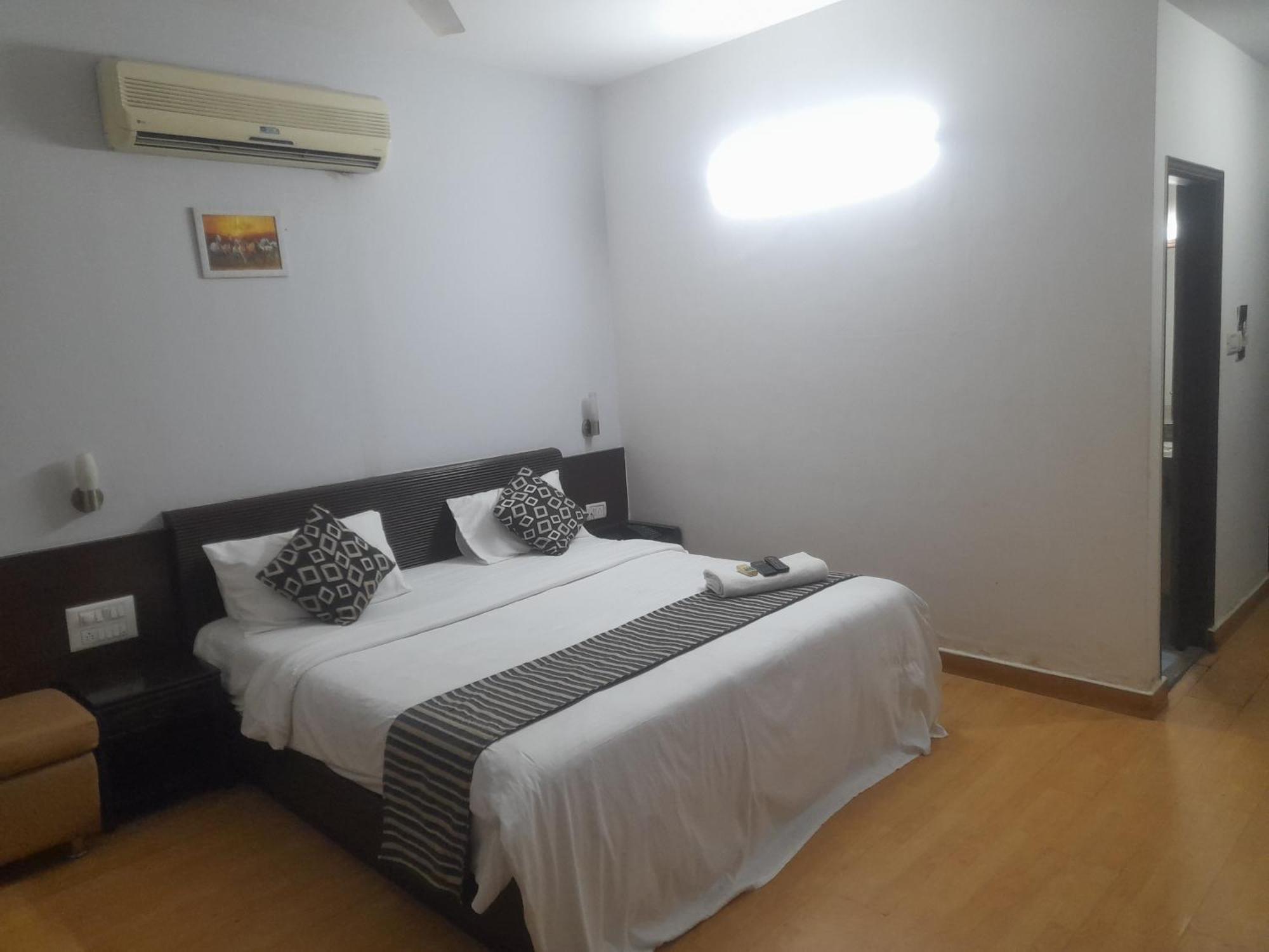 Hotel Prestige Inn Бангалор Екстериор снимка